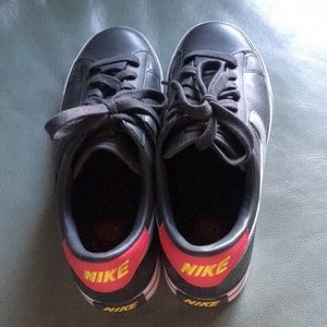 *NEW* Nike Gray Sneakers - Size 7